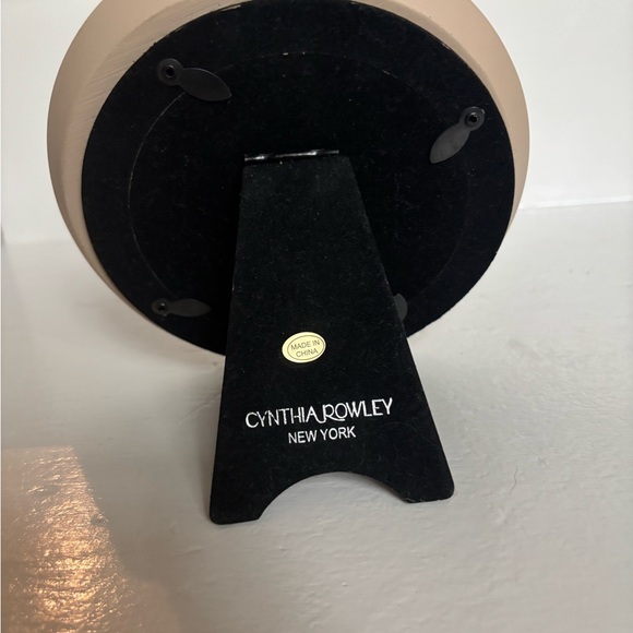 Cynthia Rowley Round Picture Frame, stone and glass - Picture 2 of 4